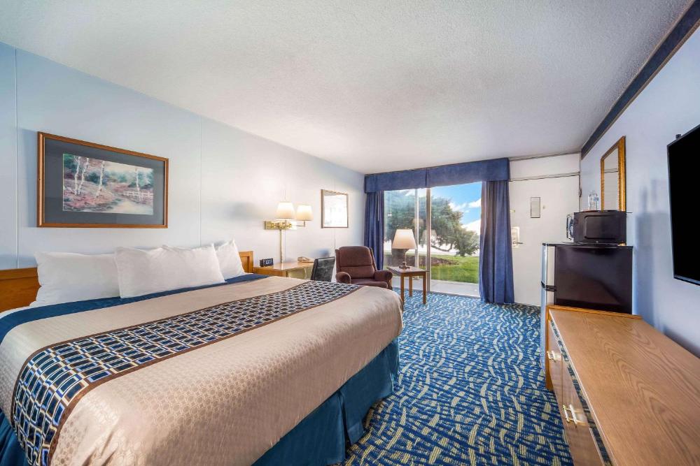 King Room - Non-Smoking interior